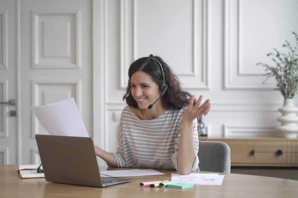 Explorer les Avantages du Coaching en Ligne Avec Possible Factory 4 young excited cheerful female coach in headset wit 2022 04 27 01 56 22 utc