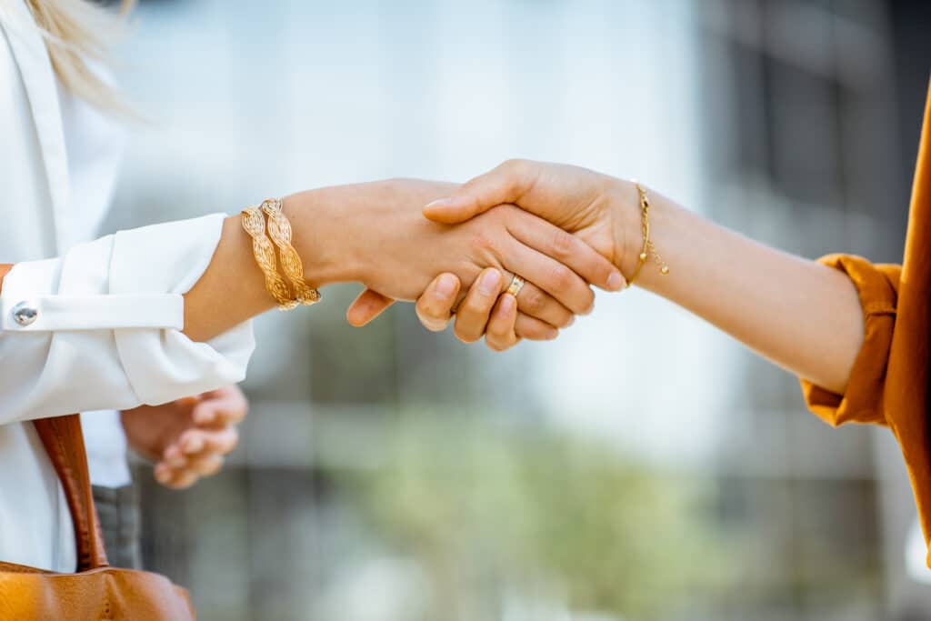 Coach pour entrepreneur : pourquoi et comment trouver le bon coach ? 4 businesswomen shaking hands outdoors 2022 01 18 23 53 57 utc