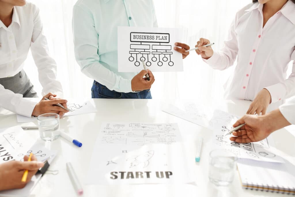 Comment Entreprendre avec Succès : Découvrez les 5 + 1 étapes pour Devenir Entrepreneur 4 presenting business plan 2021 09 01 19 49 02 utc