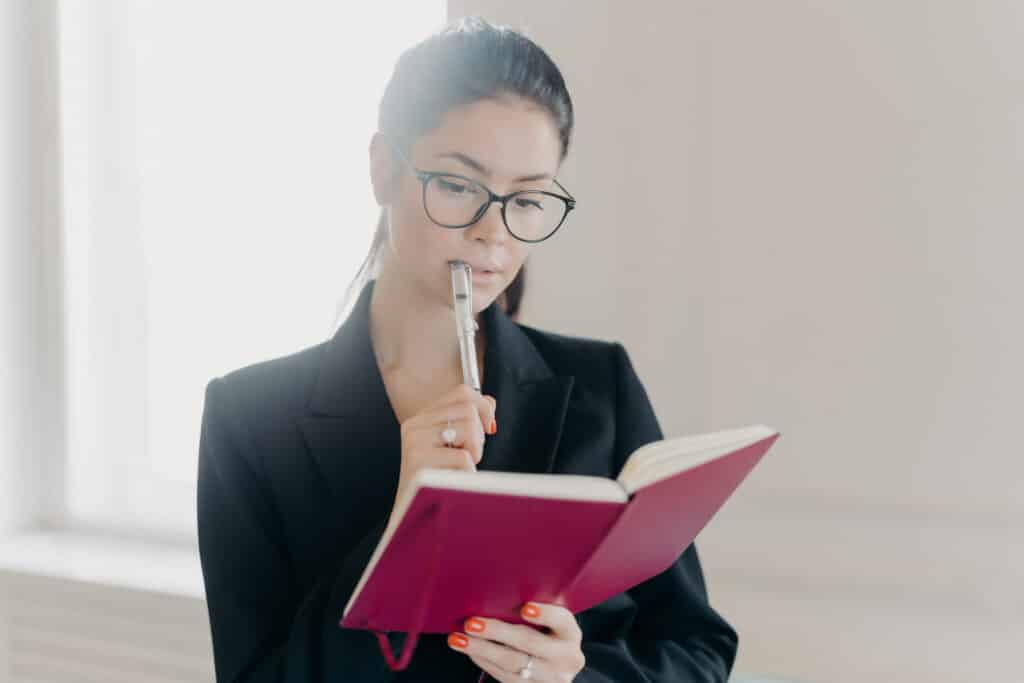 Coach pour entrepreneur : pourquoi et comment trouver le bon coach ? 3 serious skilled caucasian woman bank financial ana 2022 02 02 18 28 58 utc